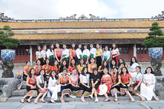 Lớp học 100% là nữ sinh người dân tộc thiểu số đạt điểm thi khối C cao chót vót