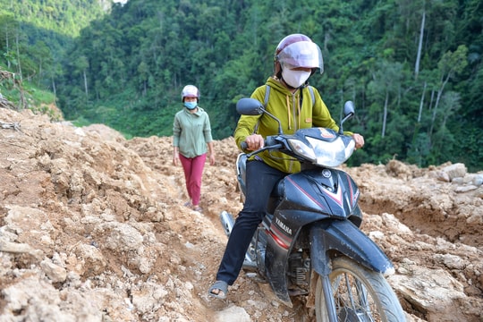 Giáo viên cắm bản vất vả vượt núi vào điểm trường chuẩn bị năm học mới