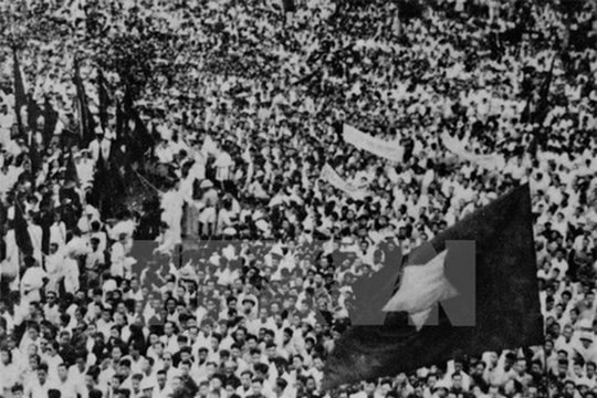 'Cha tôi thức thâu đêm may cờ đỏ sao vàng' 