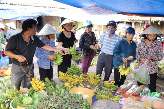 Chộn rộn chợ quê đón Rằm tháng Bảy