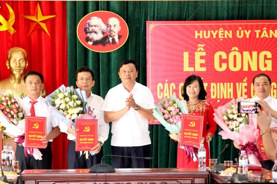 Trao quyết định chuẩn y các chức danh ở Huyện ủy Tân Kỳ