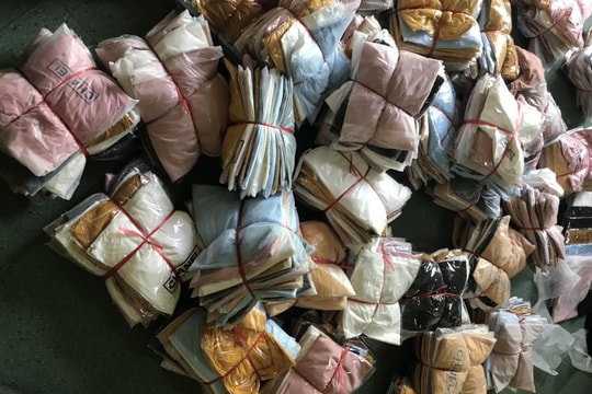 Phát hiện gần 1.000 chiếc áo phông giả mạo nhãn hiệu nổi tiếng