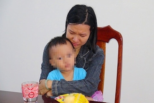 Lừa hơn 70 tỷ tiêu xài, người phụ nữ ôm con nhỏ đến công an đầu thú