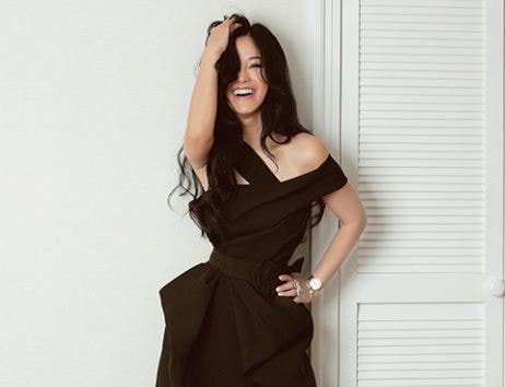 Phong cách thời trang 'ăn gian' tuổi của Diva Hồng Nhung 