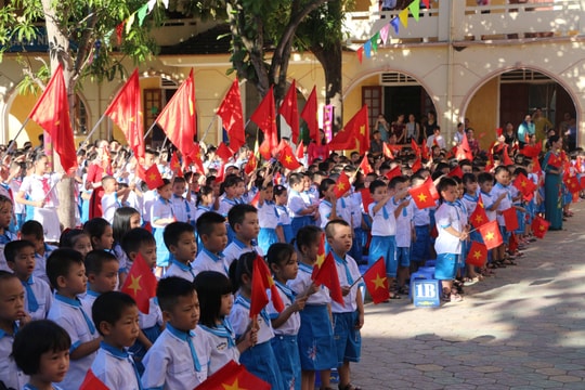 Sáng nay gần 900.000 giáo viên và học sinh Nghệ An náo nức khai giảng năm học mới