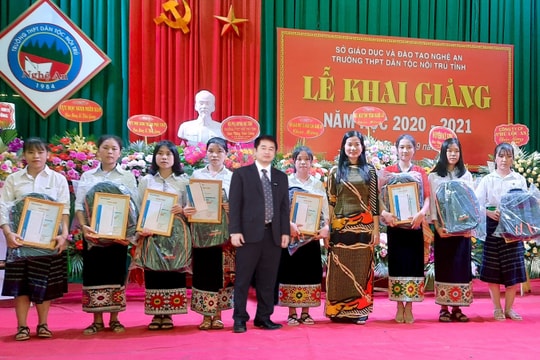 Sacombank Chi nhánh Nghệ An trao 55 suất học bổng cho học sinh nghèo học giỏi