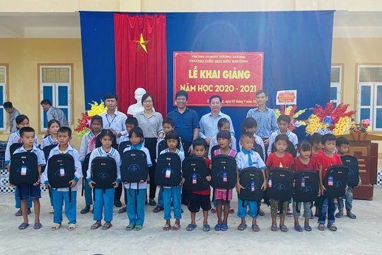 Công ty Thủy điện Bản Vẽ trao quà cho học sinh nghèo ở Tương Dương