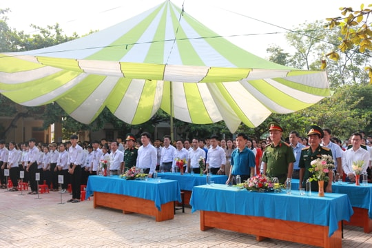 Chỉ huy trưởng Bộ chỉ huy Quân sự tỉnh dự lễ khai giảng năm học mới ở Anh Sơn