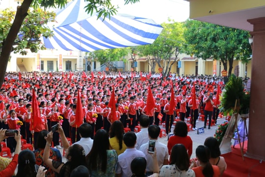 Bí thư Đảng ủy Khối CCQ tỉnh dự lễ khai giảng tại Trường THCS Hà Huy Tập 