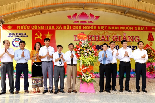 Phó Bí thư Tỉnh ủy Nguyễn Văn Thông đánh trống khai giảng năm học mới tại Trường THPT Con Cuông