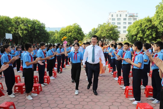 Chủ tịch UBND tỉnh Nguyễn Đức Trung dự Lễ Khai giảng tại Trường THCS Đặng Thai Mai