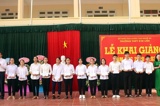 Phó Chủ tịch UBND tỉnh Hoàng Nghĩa Hiếu dự lễ khai giảng Trường THPT Kim Liên (Nam Đàn) 