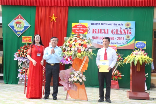 Trưởng ban Dân vận Tỉnh ủy dự lễ khai giảng tại trường THCS Nguyễn Trãi, Tân Kỳ