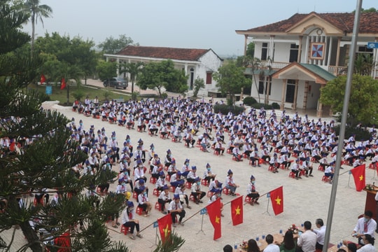 Phó Chủ tịch UBND tỉnh Lê Ngọc Hoa dự lễ khai giảng tại huyện Quỳnh Lưu