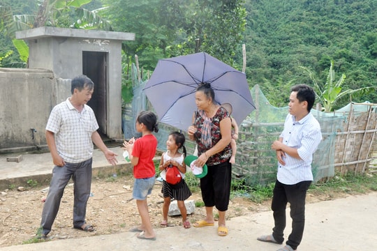 Giáo viên vùng cao Nghệ An băng rừng gọi học trò đến lớp