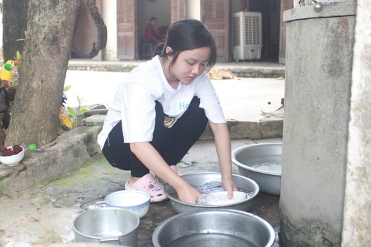 Nữ sinh mồ côi đạt điểm cao khối D khó thực hiện ước mơ giảng đường