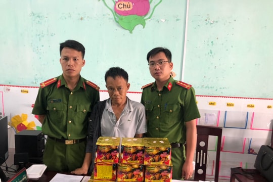Bắt quả tang thanh niên chở trái phép 18kg pháo nổ