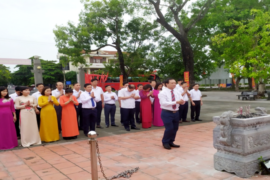 Ban Tổ chức Tỉnh ủy dâng hoa, dâng hương tại Quảng trường Xô Viết Nghệ Tĩnh và Khu di tích Kim Liên