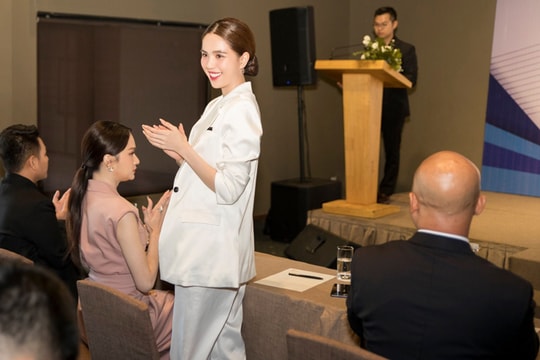 Ngọc Trinh lên chức Phó Tổng giám đốc