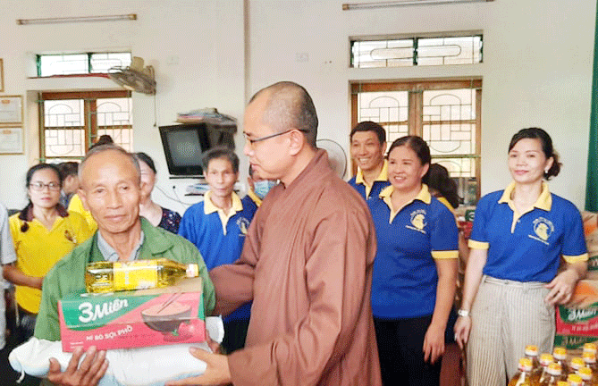 Đại đức Thích Định Tuệ trụ trì chùa Đức Hậu trao 150 suất quà cho Hội Người mù Tân Kỳ 