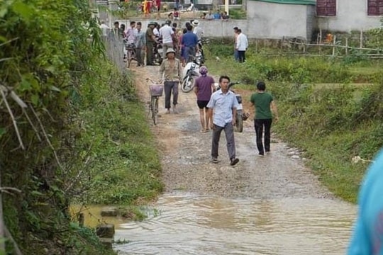  Giám đốc Sở Giáo dục và Đào tạo Nghệ An thăm hỏi gia đình 3 em học sinh bị đuối nước