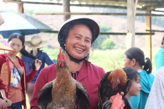 Đồng bào vùng tái định cư Thanh Chương náo nức về phiên chợ mới