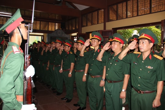 Bộ CHQS tỉnh dâng hoa tưởng niệm các Anh hùng liệt sĩ Xô Viết Nghệ - Tĩnh