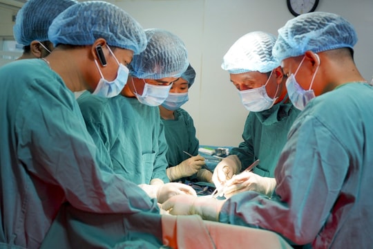 Giáo sư đầu ngành trực tiếp phẫu thuật cho bệnh nhân tại Bệnh viện đa khoa Cửa Đông