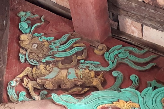 Mê mẩn nét điêu khắc đình cổ trăm tuổi Phụng Luật 