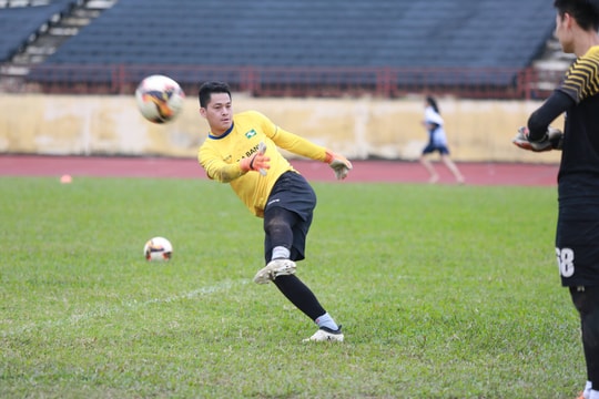 Vị trí thủ môn SLNA: Văn Hoàng hay Văn Hùng? 