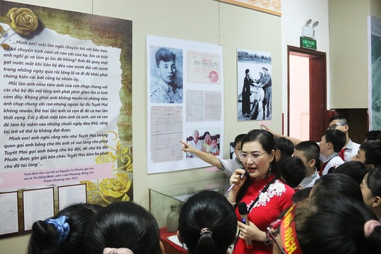 Học sinh Nghệ An hào hứng với những kỷ vật ‘Ký ức thời hoa lửa’ 