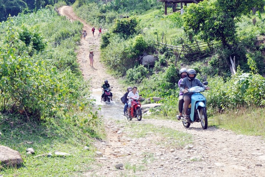 Theo chân giáo viên vùng cao Nghệ An lên rẫy gọi học trò