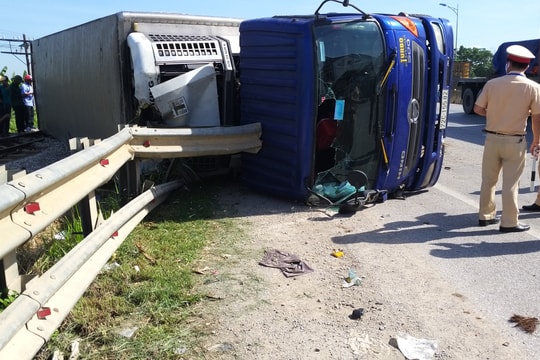 Nghệ An: Xe tải húc bay giải phân cách, nằm vắt ngang đường sắt  ​