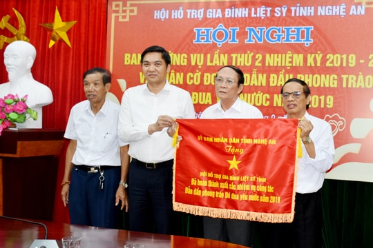 Hội Hỗ trợ gia đình liệt sỹ đón nhận Cờ thi đua xuất sắc của UBND tỉnh 