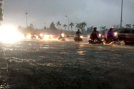 Nhiều tuyến phố ở thành Vinh chìm trong biển nước 