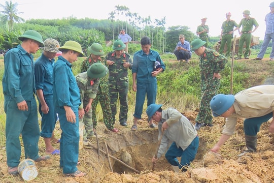 Phát hiện quả bom nặng gần 113 kg dưới ruộng lúa ở Tân Kỳ