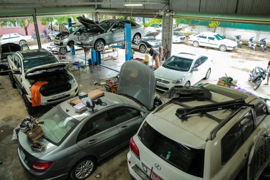 Ô tô, xe máy ở thành phố Vinh xếp hàng vào gara sau ngập lụt