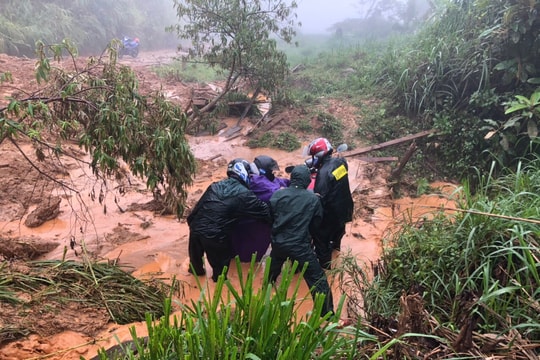Nhiều bản làng vùng biên giới Nghệ An bị cô lập vì mưa lũ