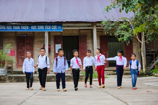 Hành trình xuống núi học chữ của những em bé người Mông vùng biên giới Nghệ An