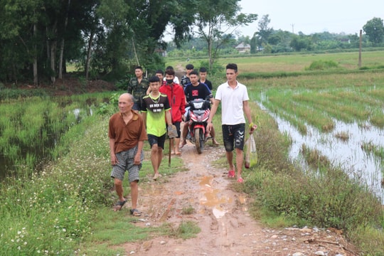 Người dân huyện lúa Nghệ An đi săn chuột đồng 'đặc sản' vui như hội 