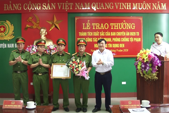 Trao thưởng Công an Nam Đàn bắt gã đàn ông cho vay lãi nặng chiếm đoạt hơn 1 tỷ đồng