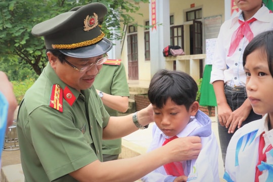 Công an Nghệ An tặng quà học sinh nghèo ở huyện Kỳ Sơn  