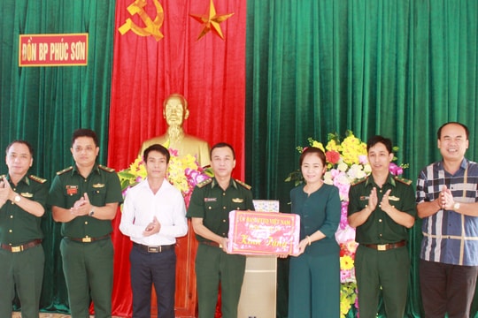 Chủ tịch UBMTTQ tỉnh tặng quà Đồn Biên phòng Phúc Sơn và trao tiền hỗ trợ nhà đại đoàn kết