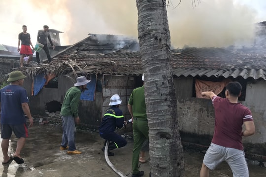 Nhà dân bốc cháy khi chủ nhà đi vắng