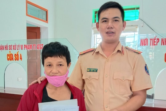 Thượng úy công an trao trả dây chuyền, hoa tai vàng cho người đánh rơi