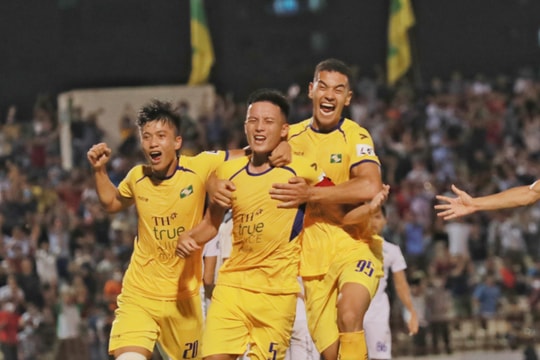 Khoảnh khắc Sông Lam Nghệ An bùng nổ trước dàn tuyển thủ HAGL