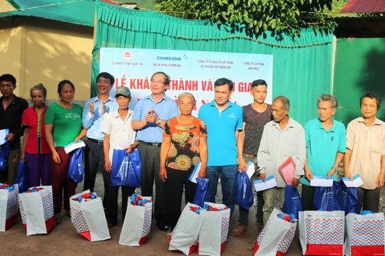 Trao quà và bàn giao nhà tình nghĩa cho hộ nghèo ở Kỳ Sơn, Tương Dương