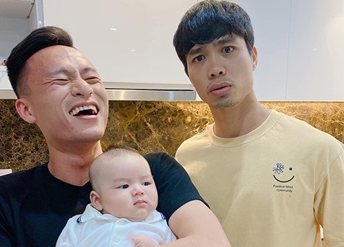 Công Phượng 'tập làm bố' bế con trai khi đến thăm nhà Võ Huy Toàn