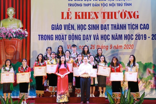 Trường THPT Dân tộc Nội trú tỉnh tuyên dương học sinh giỏi, thành lập Quỹ 'Thắp sáng ước mơ'