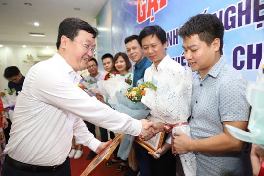 Chủ tịch UBND tỉnh tặng Bằng khen cho 16 cán bộ y tế chi viện Đà Nẵng phòng, chống dịch Covid-19